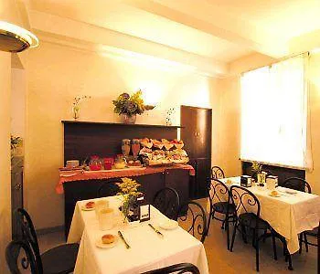 Italia ホテル 3*