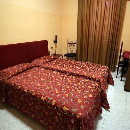 فندق Italia 3*